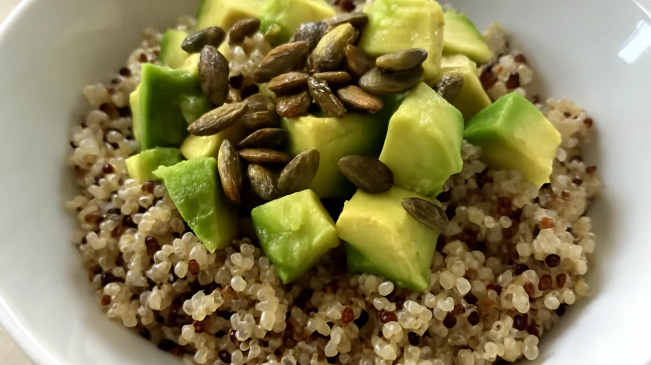 Insalata di quinoa con semi di zucca e avocado"