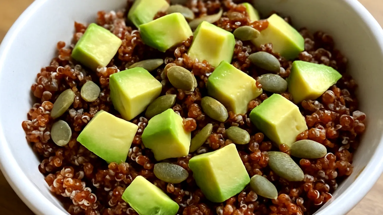 Insalata di quinoa rossa con semi di zucca e avocado"
