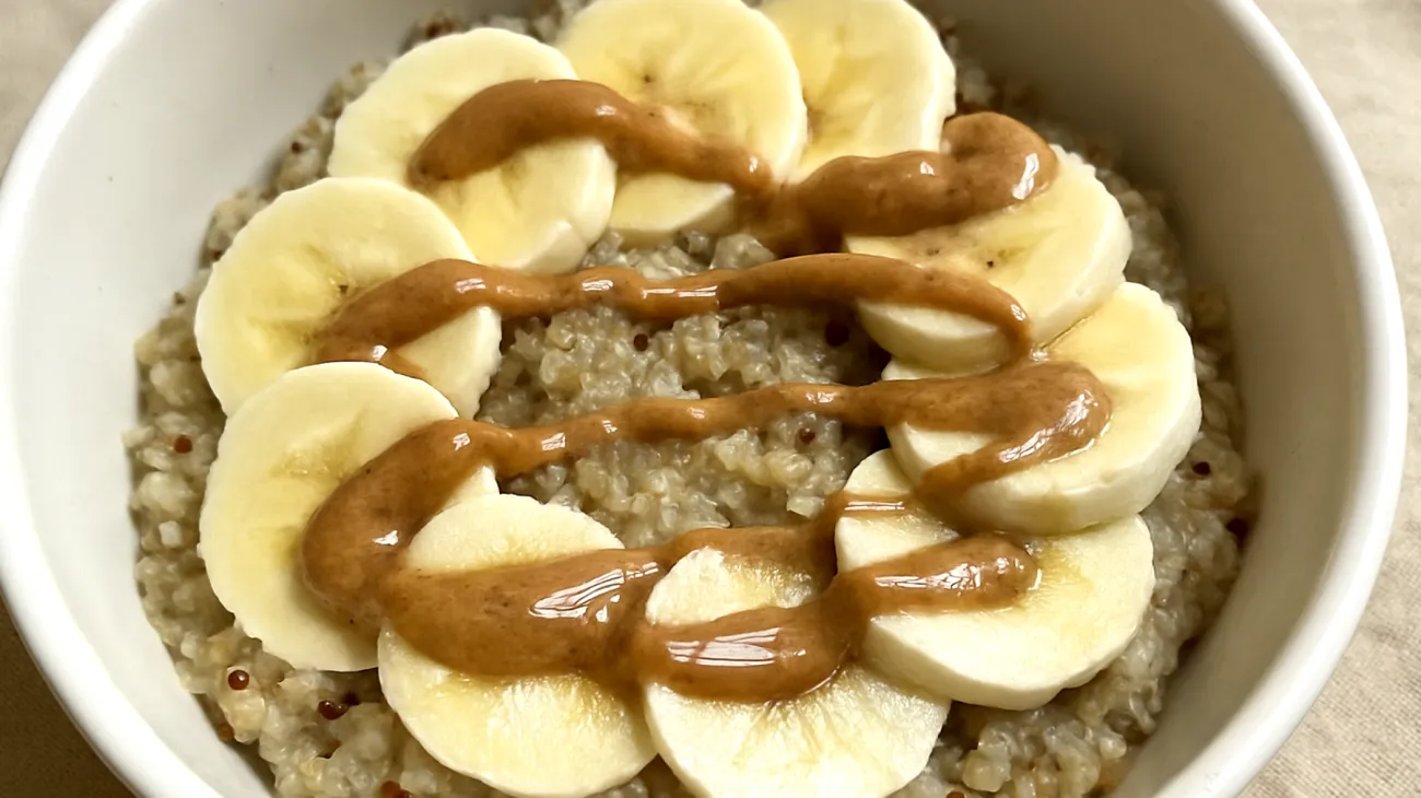 Porridge di quinoa con banana e burro di mandorle"